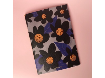 Тетрадь нелинованная «Black flowers» А5