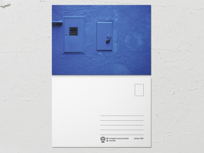 Открытка «Краски на стенах», синяя стена с лючками