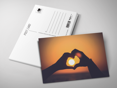 Почтовая открытка «Сердце из рук на закате»