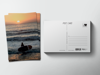 Почтовая открытка «Серфингистка уходит в море на закате»